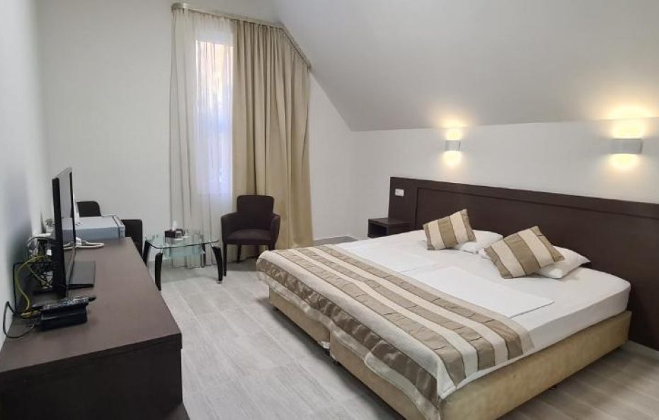 Yeravan Deluxe Hotel