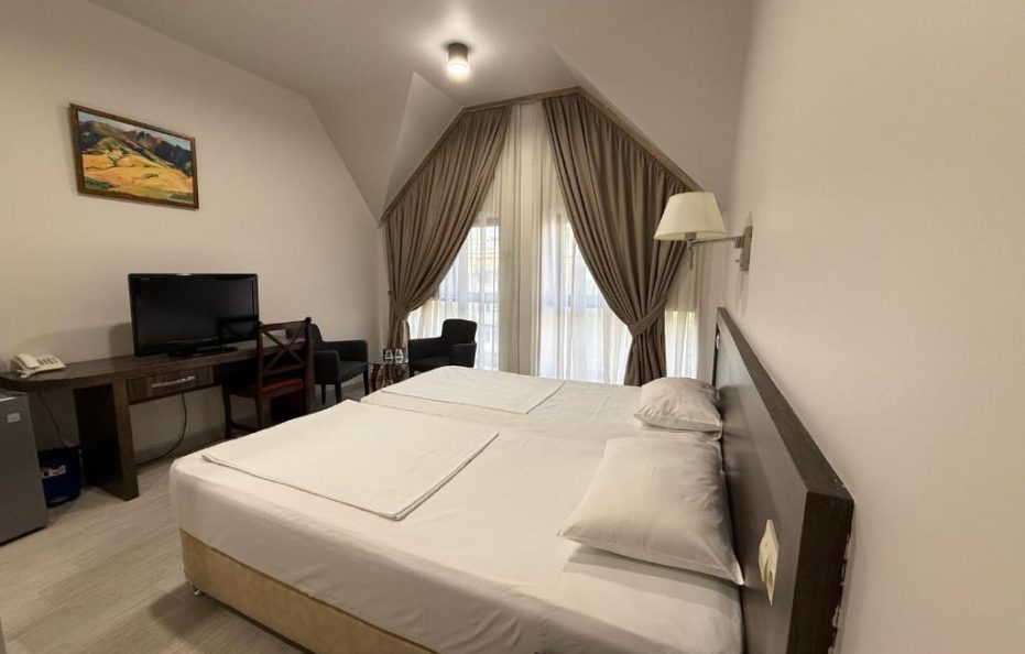 Yeravan Deluxe Hotel